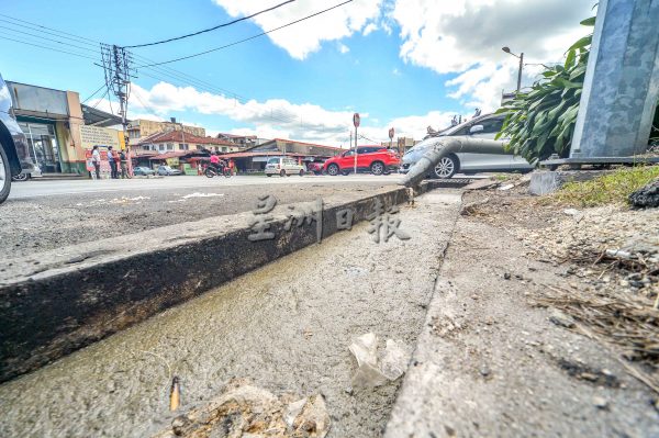 供fb:沉香四块八小食中心前暗涵流出污水,小贩申诉臭味赶客