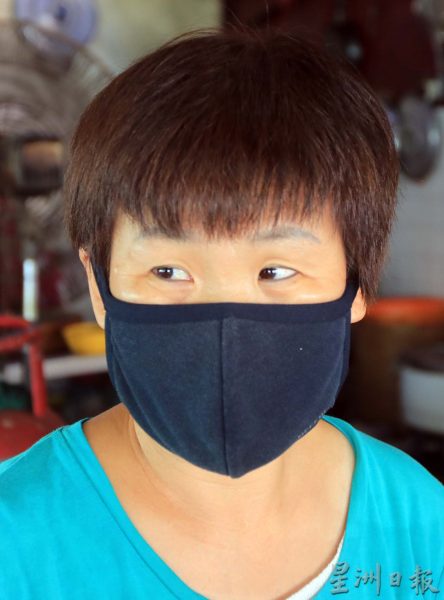 供fb:沉香四块八小食中心前暗涵流出污水,小贩申诉臭味赶客