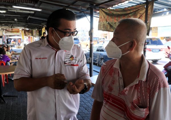 供fb:沉香四块八小食中心前暗涵流出污水,小贩申诉臭味赶客