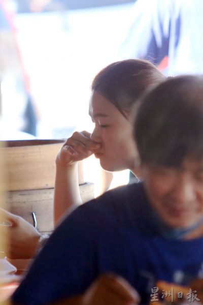 供fb:沉香四块八小食中心前暗涵流出污水,小贩申诉臭味赶客