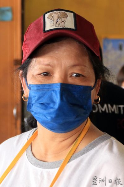 供fb:沉香四块八小食中心前暗涵流出污水,小贩申诉臭味赶客