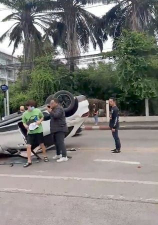 保时捷翻180度轮朝天 泰星Krist爬出车画面曝光