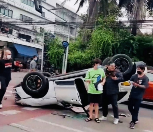 保时捷翻180度轮朝天 泰星Krist爬出车画面曝光