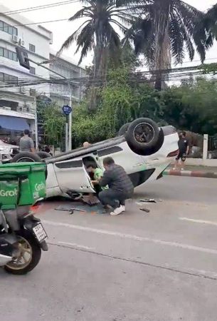 保时捷翻180度轮朝天 泰星Krist爬出车画面曝光