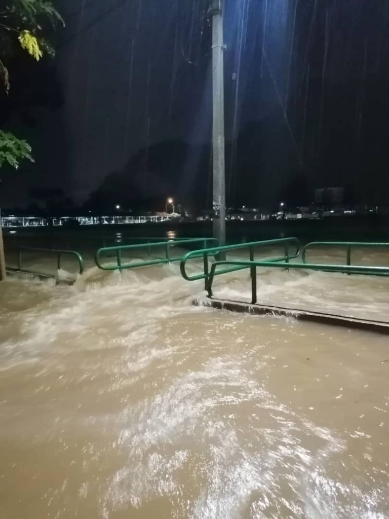 倾盆大雨水深及腰 白兰园一带最严重闪电水灾