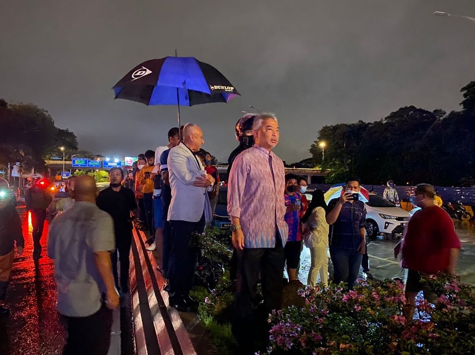 元首涉水探灾情!凌晨赴隆水灾灾区