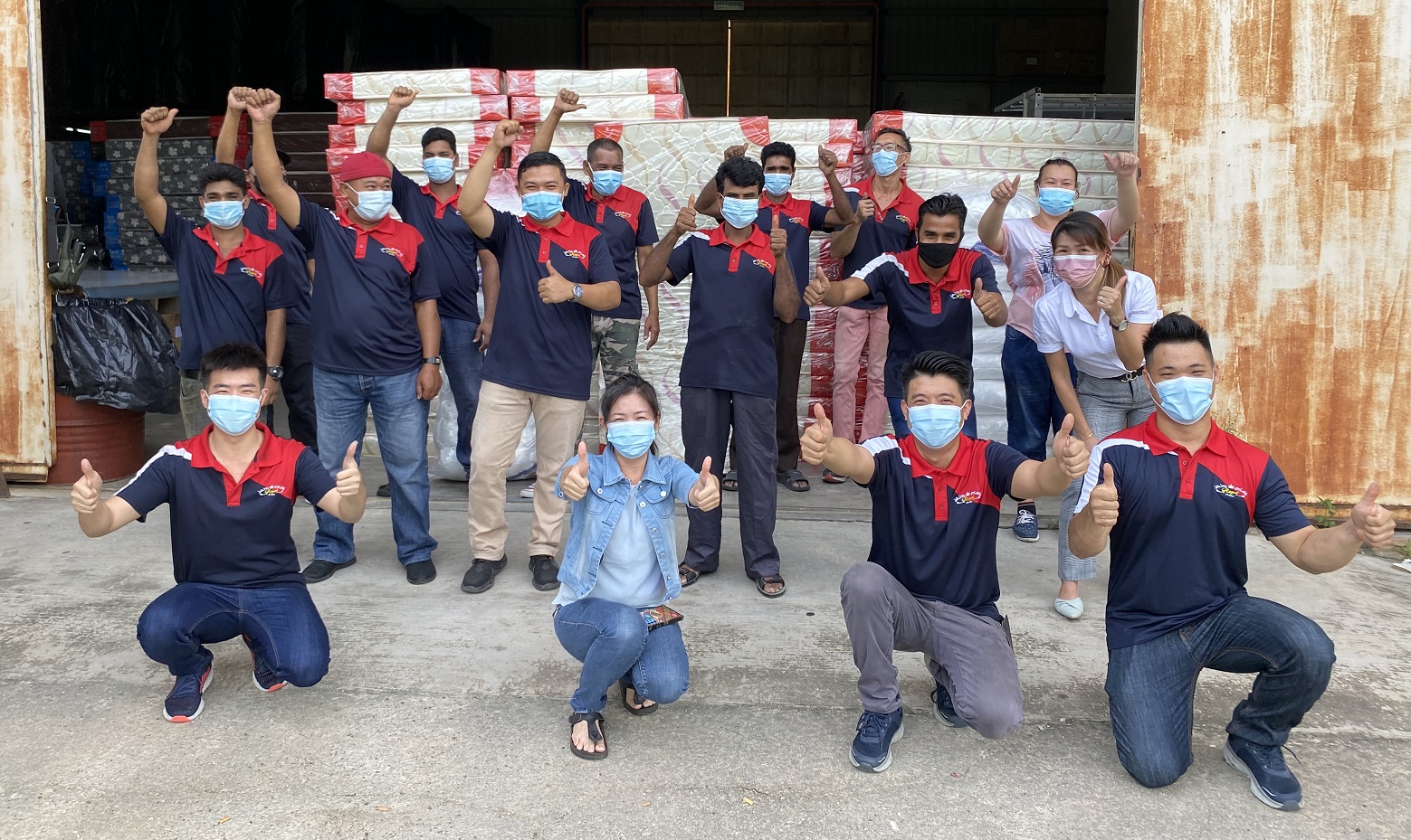 全国版/【水灾献温情】行动/商家捐出200床褥和枕头