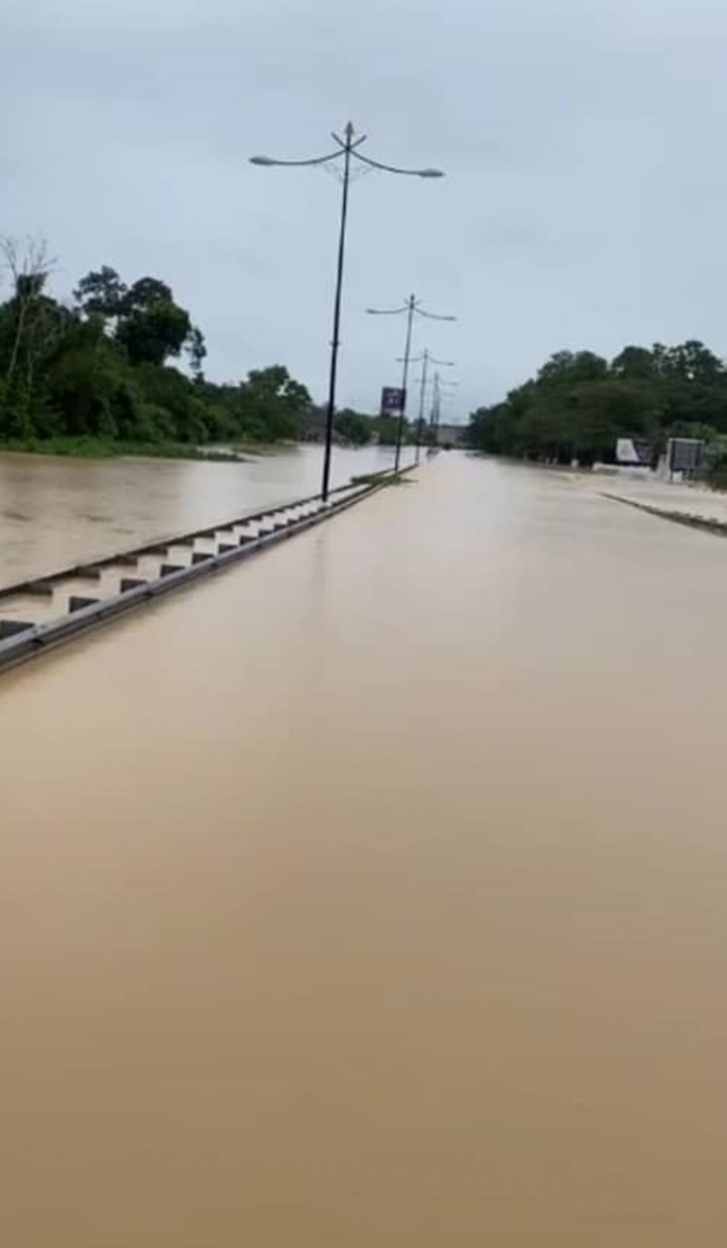 全国/暖势力/水灾告急,工厂老板出动铲车助居民疏散。