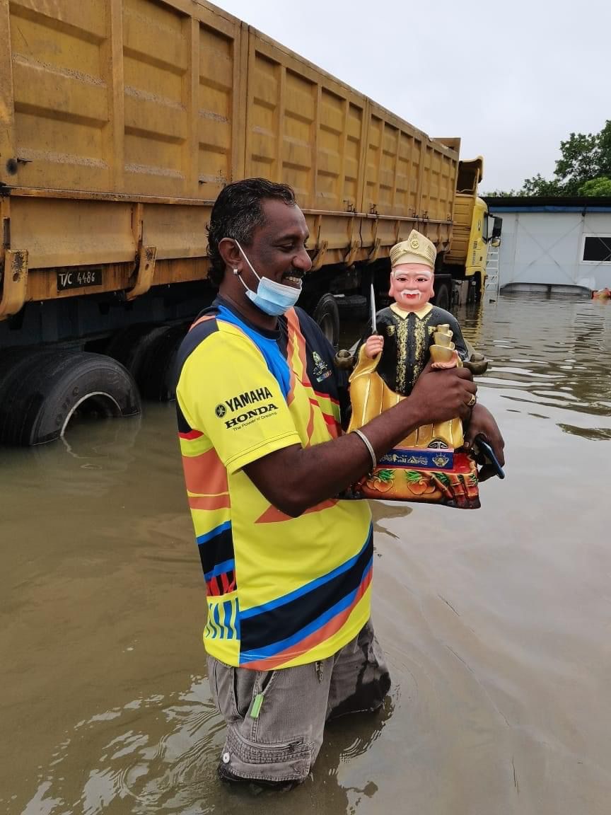 全国/暖势力/水灾告急,工厂老板出动铲车助居民疏散。