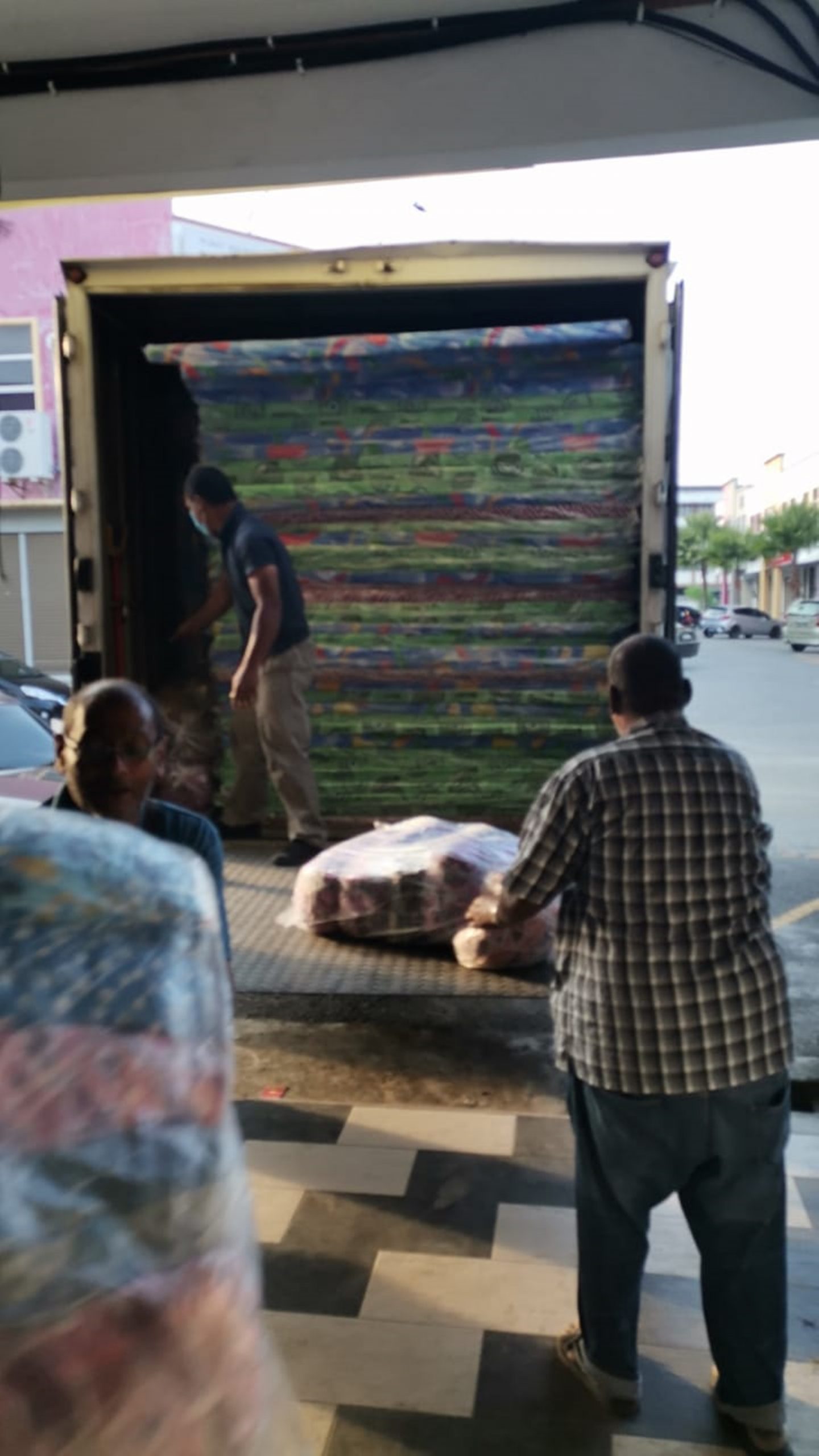 全国／部份灾区食物乾粮过剩，灾黎需床褥小电器。