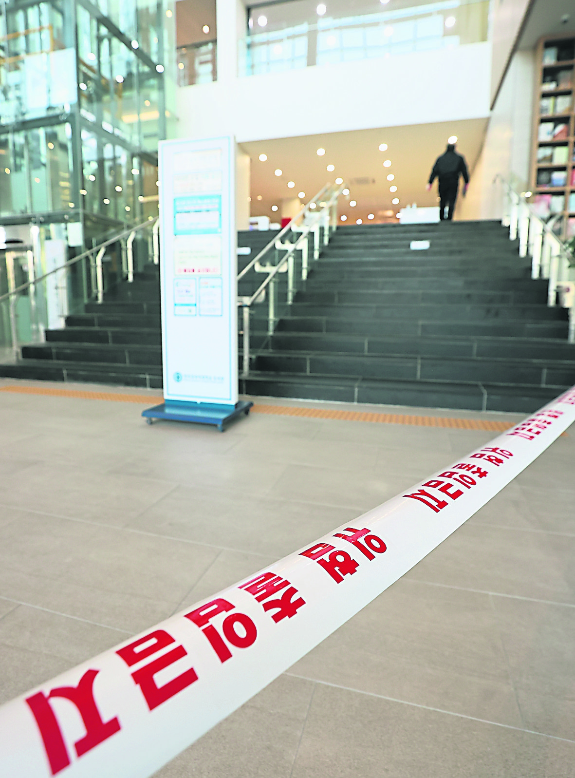 凶猛Omicron空气传播！防疫旅馆住同层　开门取餐「0接触」仍确诊