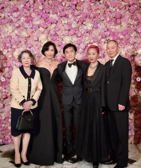 刘嘉玲豪庆56岁生日 梁朝伟被美女贴脸表情超僵