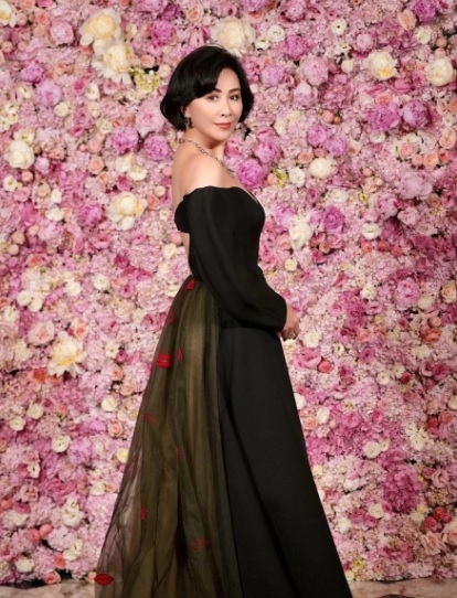 刘嘉玲豪庆56岁生日 梁朝伟被美女贴脸表情超僵