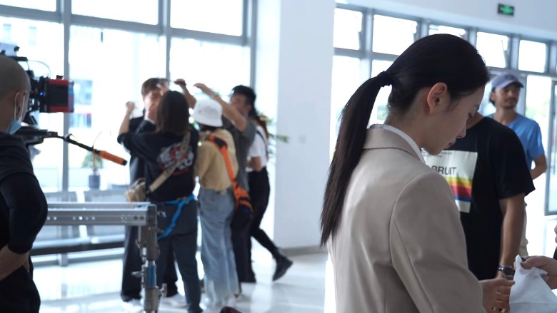 刘浩存变成龙新宠   被轰摆款扮巨星