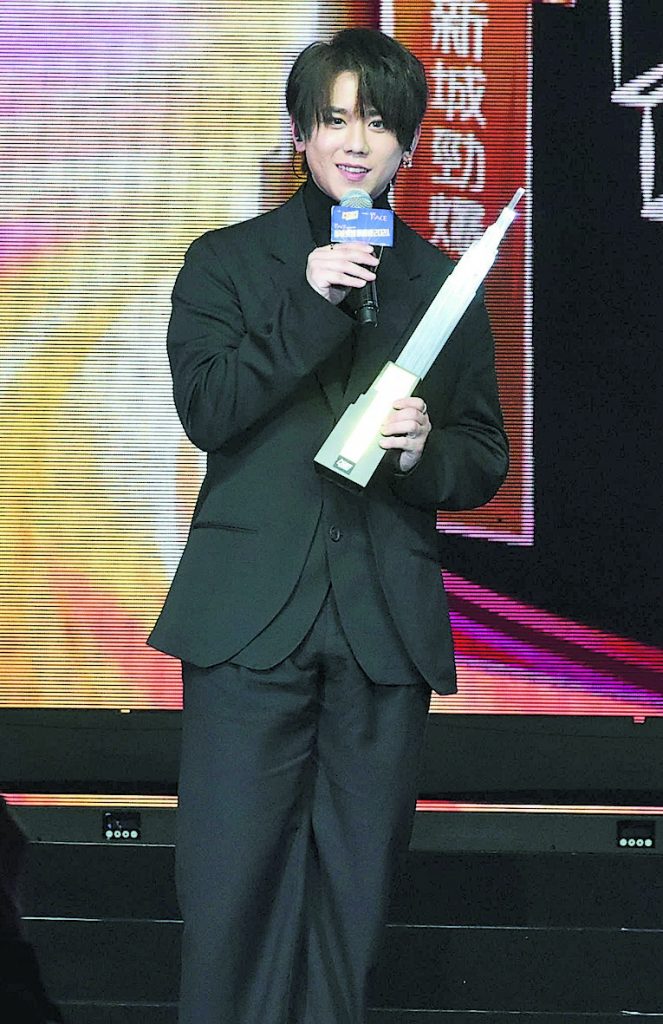 劲爆2021|MIRROR扫走9个奖 郑欣宜表演不慎跌倒