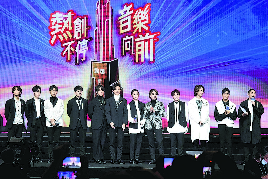 劲爆2021|MIRROR扫走9个奖 郑欣宜表演不慎跌倒