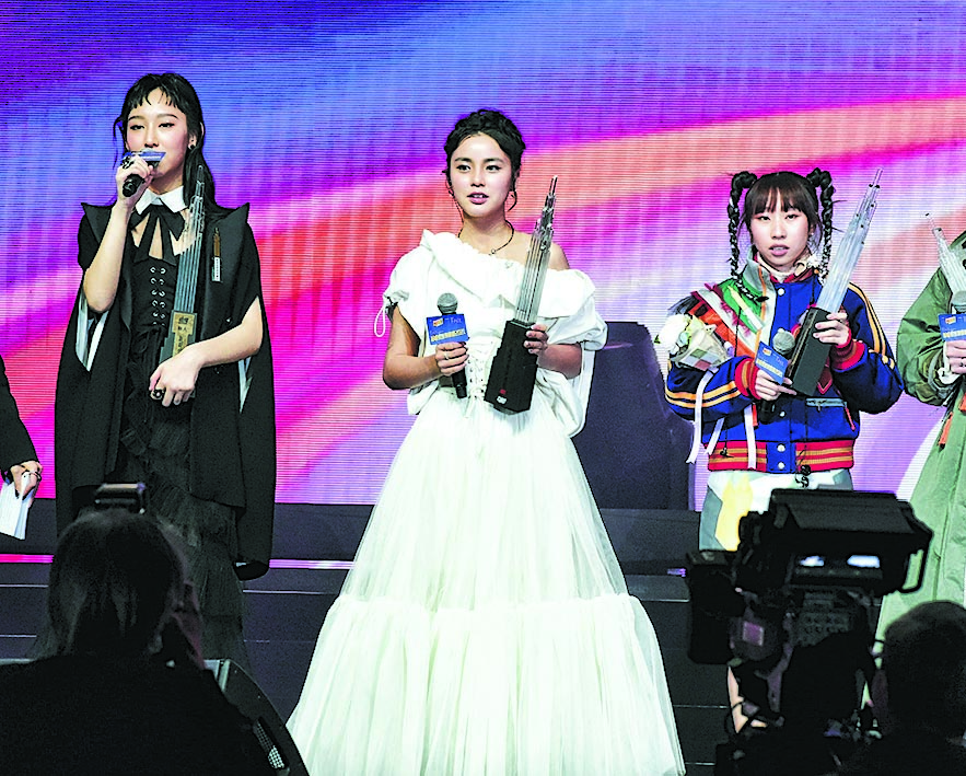 劲爆2021|MIRROR扫走9个奖 郑欣宜表演不慎跌倒