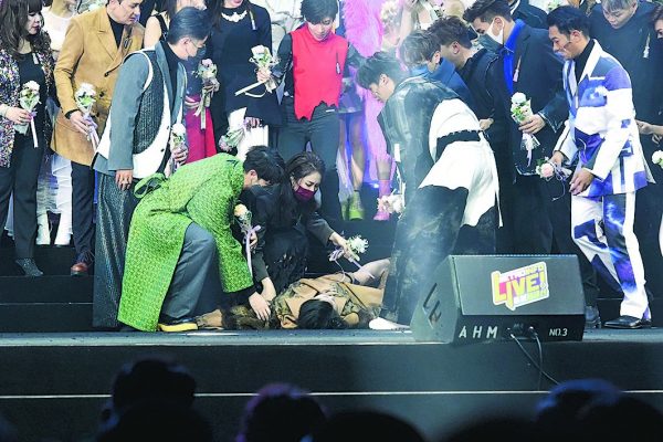 劲爆2021|MIRROR扫走9个奖 郑欣宜表演不慎跌倒