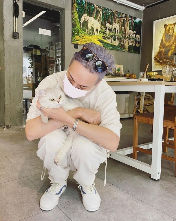 半裸缠绵图印T恤被抓包 陈伟霆惹火粉丝