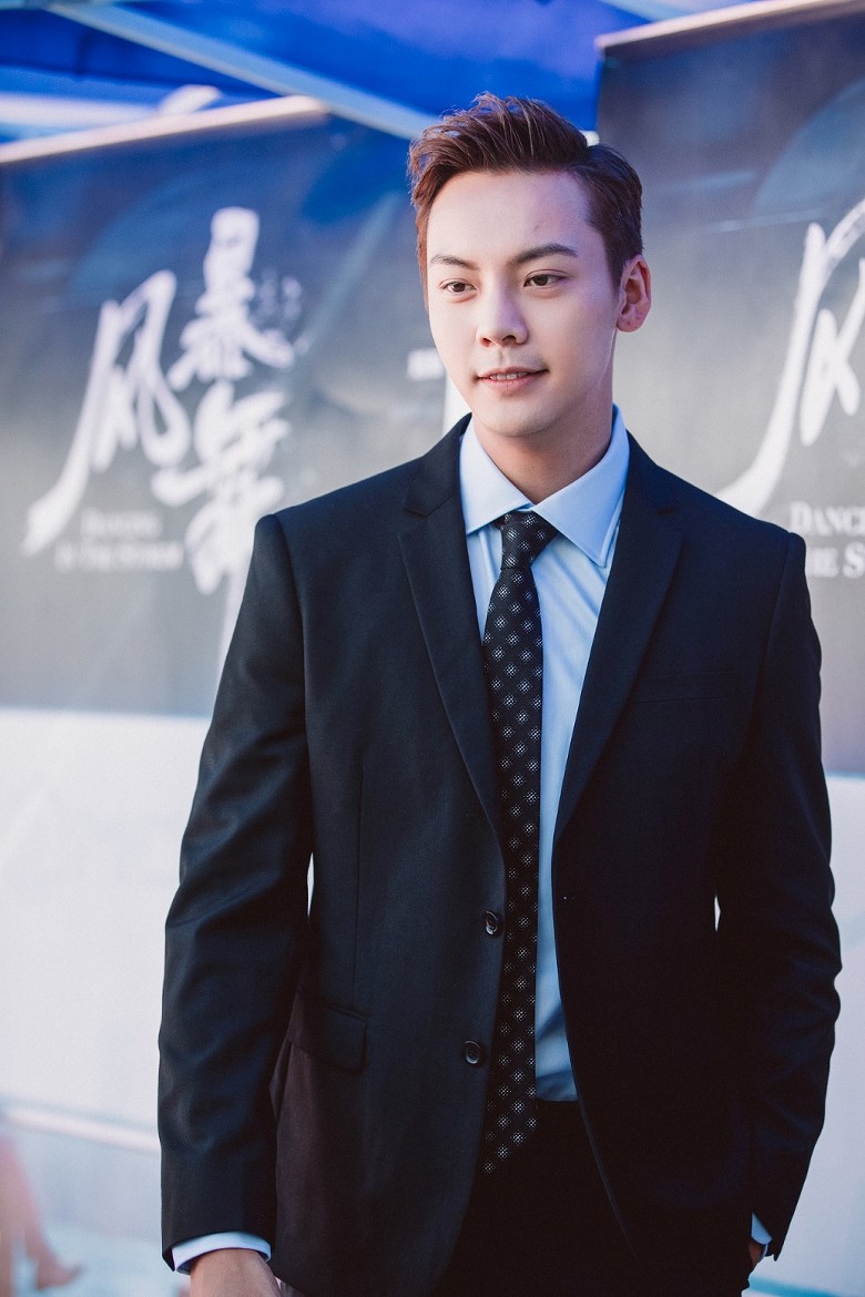 半裸缠绵图印T恤被抓包 陈伟霆惹火粉丝