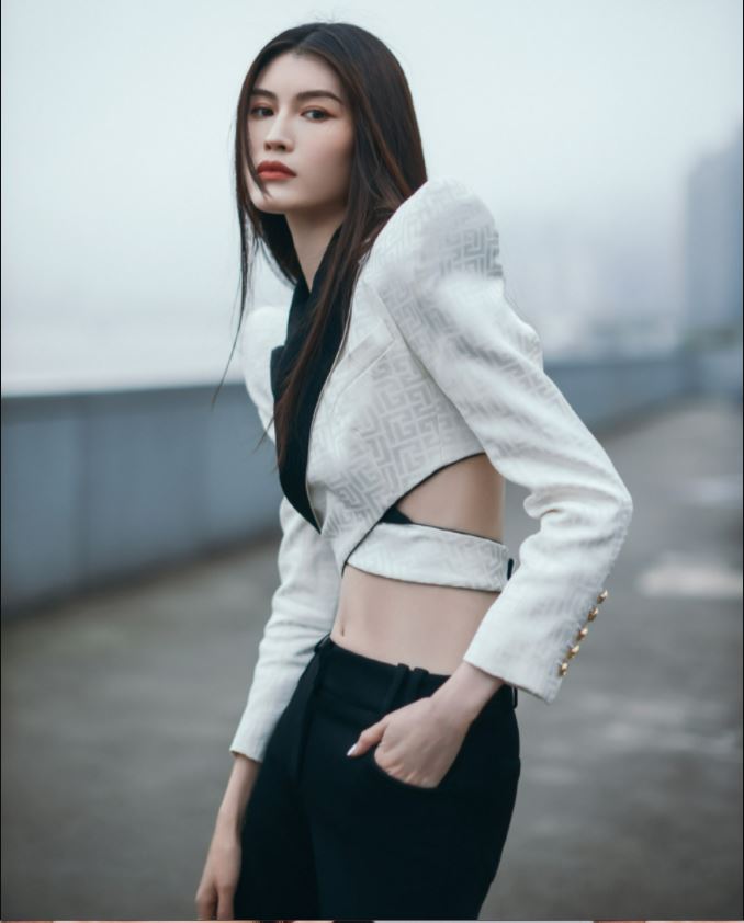 半裸缠绵图印T恤被抓包 陈伟霆惹火粉丝