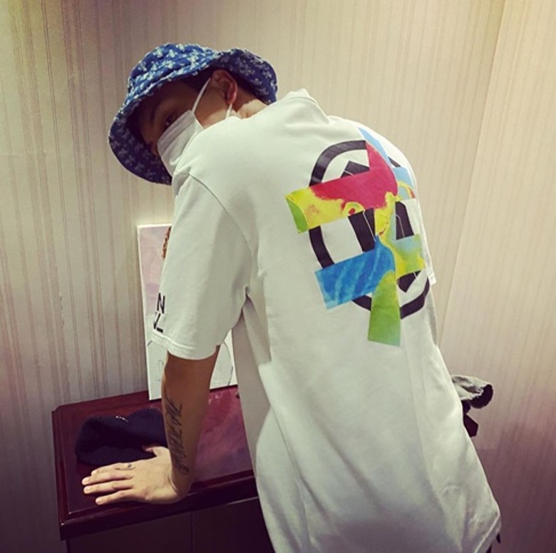 半裸缠绵图印T恤被抓包 陈伟霆惹火粉丝