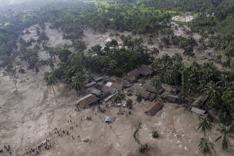 印尼爪哇塞梅鲁火山爆发死者增至13人 火山灰变泥雨桥樑遭破坏