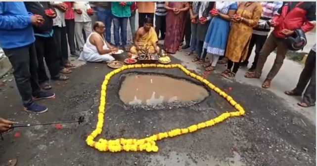 印度马路现“大水洼”居民找来法师“做法”求修复
