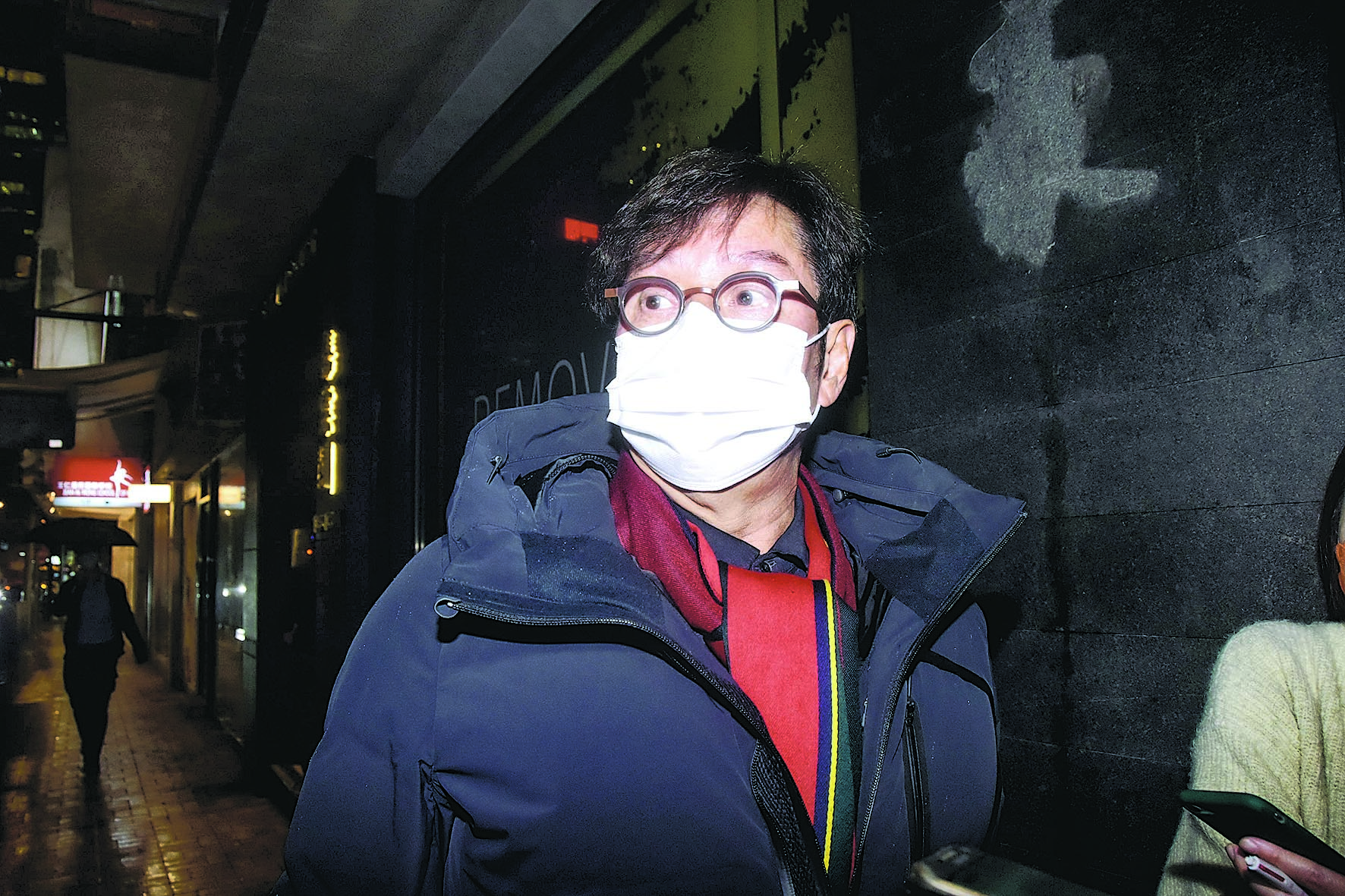 卷桃色风波后首现身 谭咏麟否认是照片中人