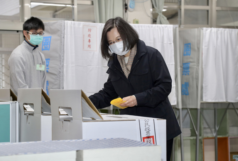 台湾四大公投  蔡英文打两岸牌 朱立伦喊对抗鸭霸政府