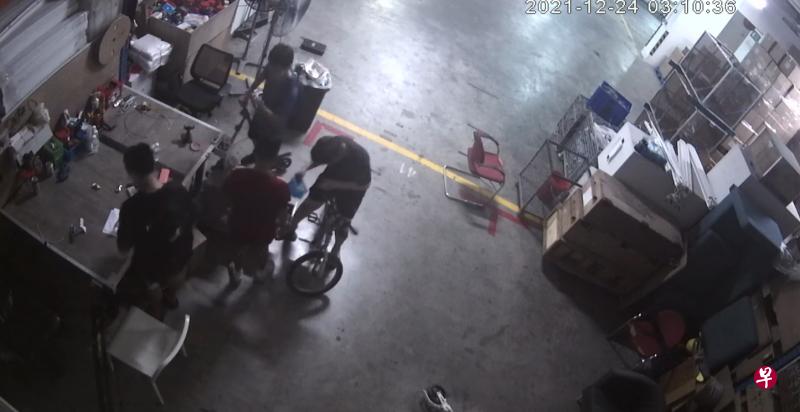 四少年夜闯工业大厦 搜刮偷钱偷喝矿泉水