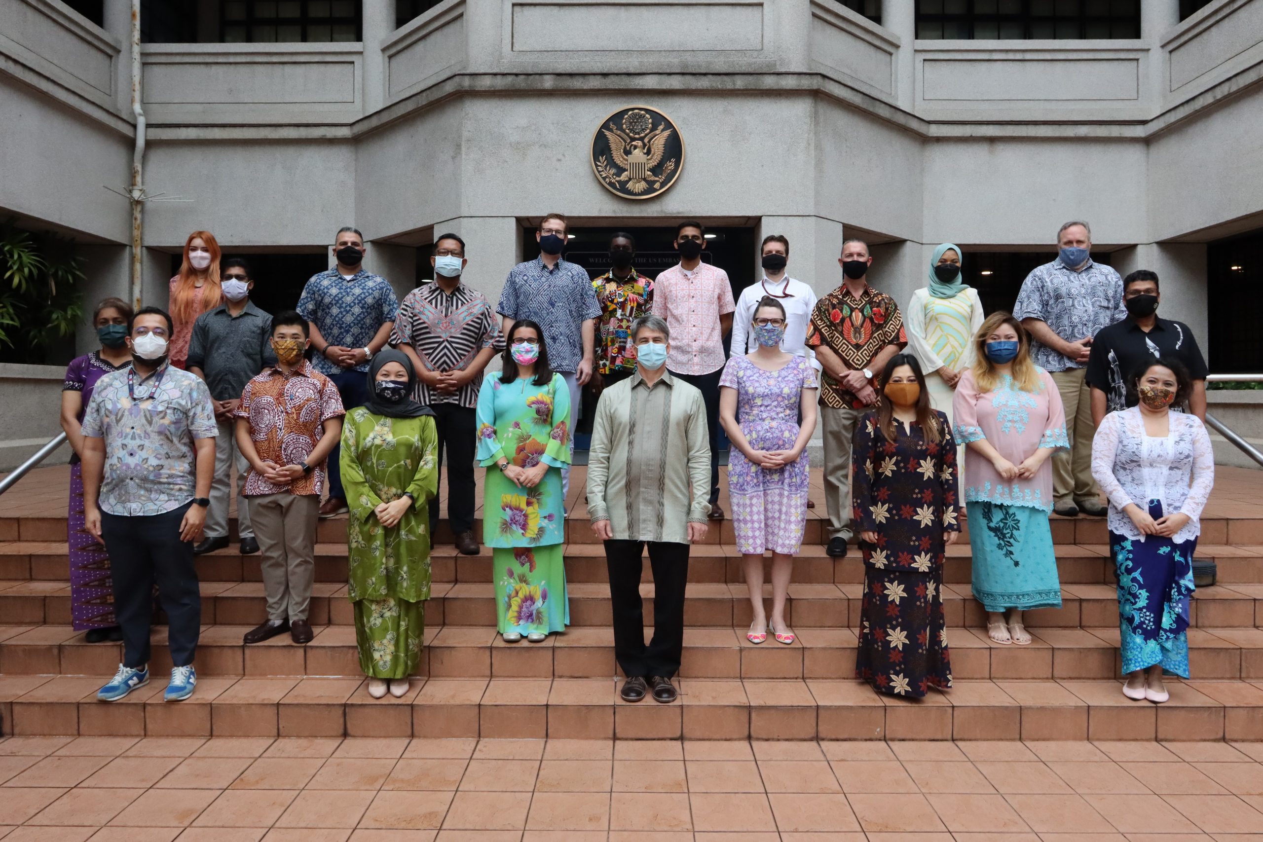 /图与文//美驻马使馆人员穿峇迪衣