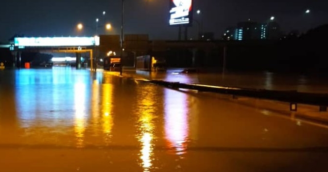 多条道路淹水·警封锁20条路 公众受促绕道