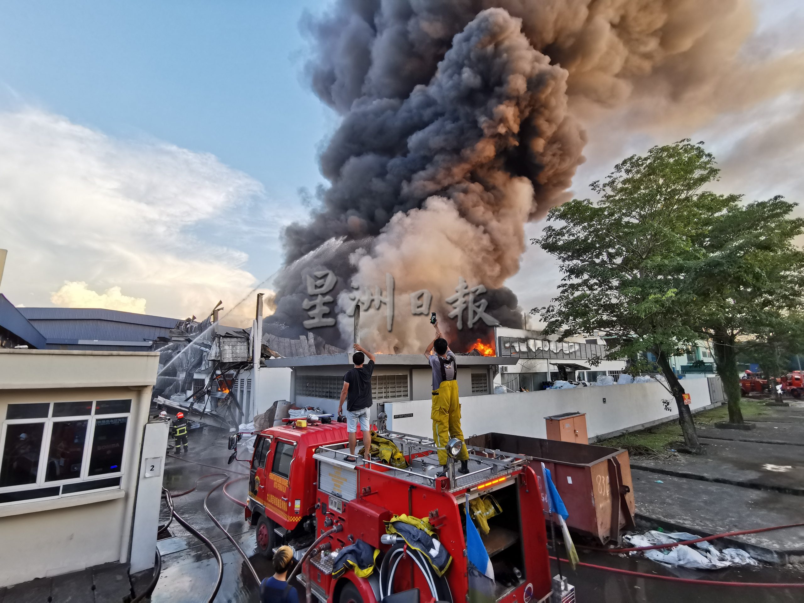 (大北马)塑料回收厂大火