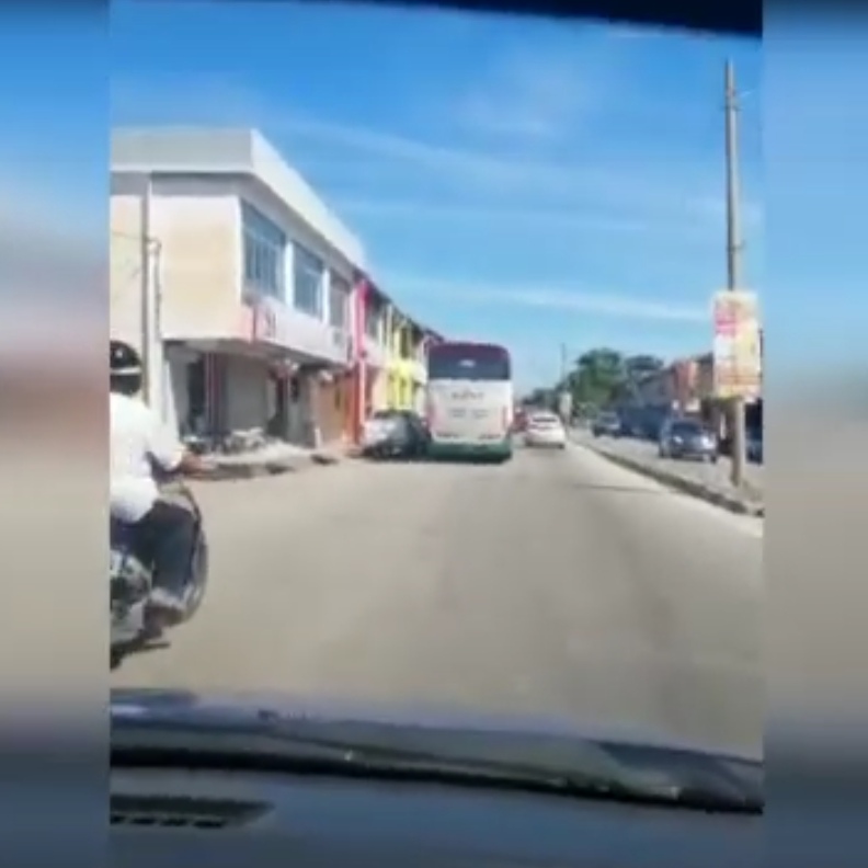 (大北马)巴士司机受毒品影响鲁莽驾驶,民众见状追踪警局前截停司机