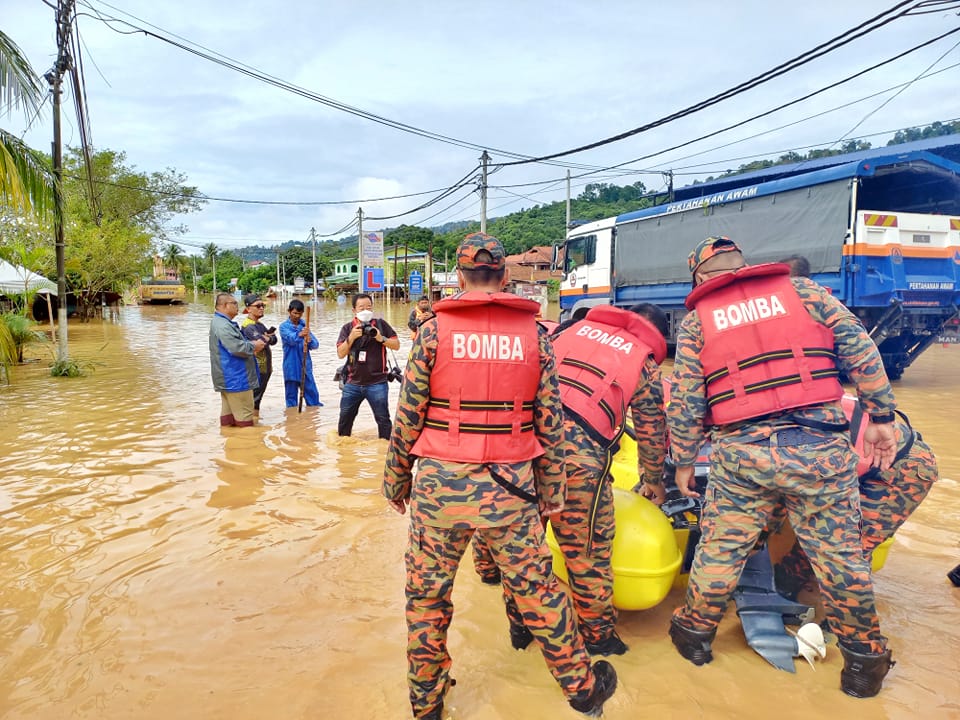 大都会-乌冷民众躲屋顶待援/6图