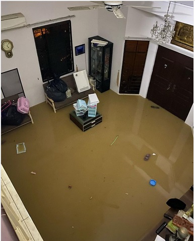 大都会-乌冷民众躲屋顶待援/6图