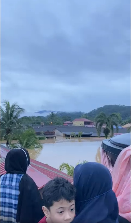 大都会-乌冷民众躲屋顶待援/6图