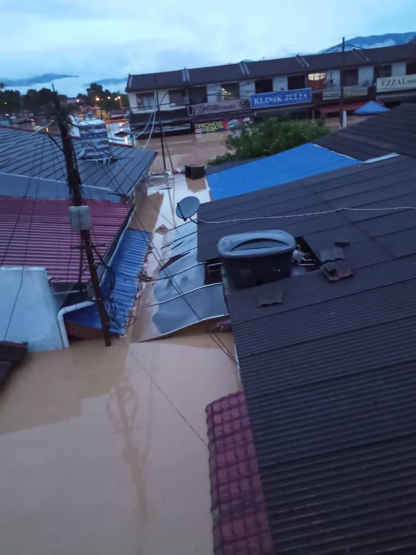 大都会-乌冷民众躲屋顶待援/6图