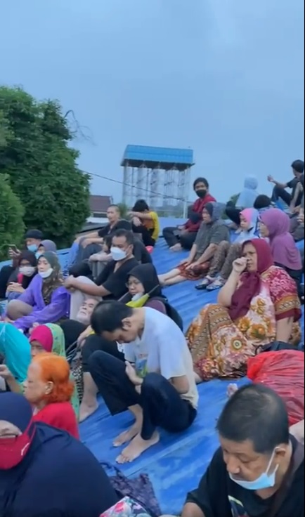 大都会-乌冷民众躲屋顶待援/6图