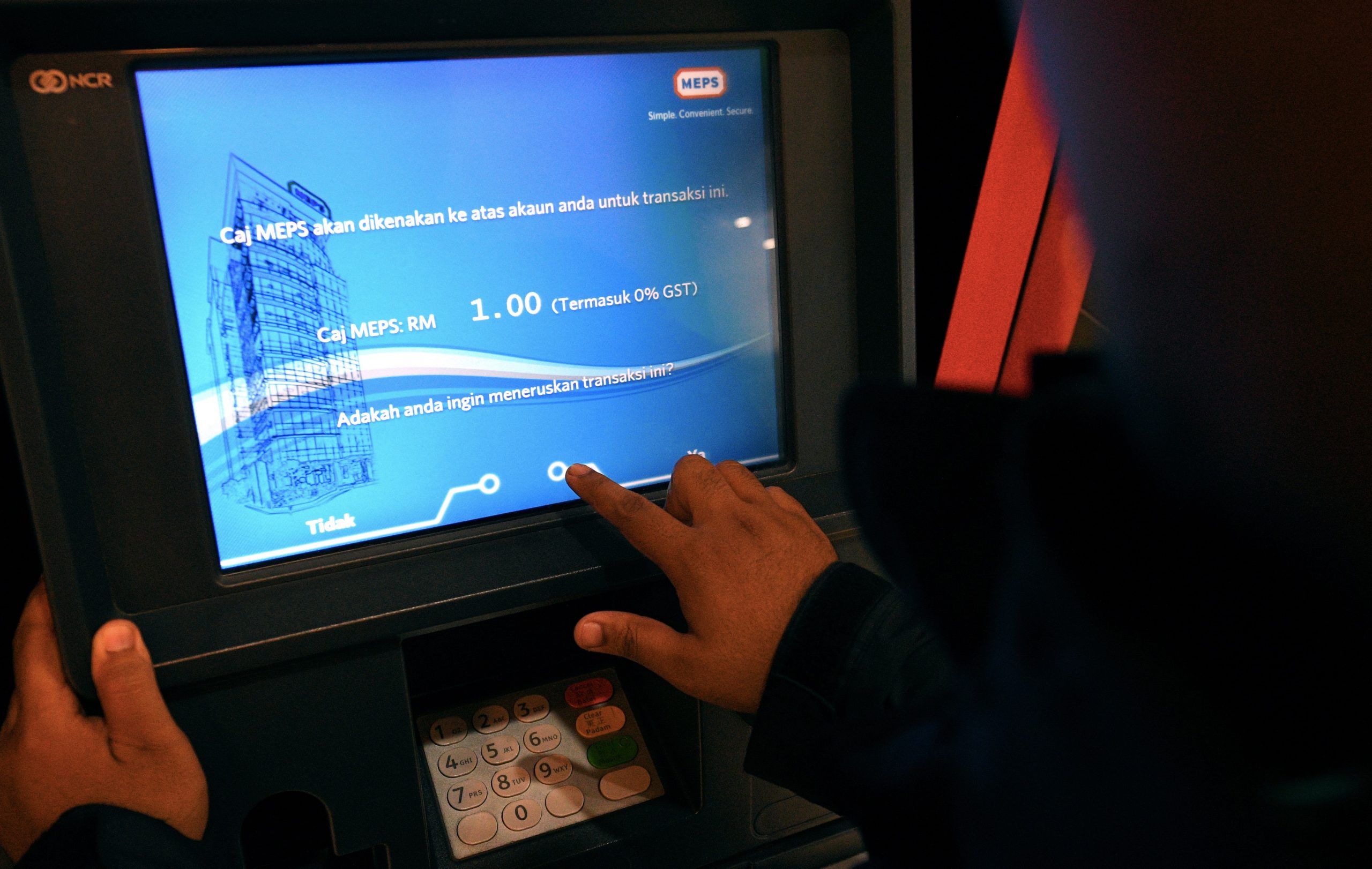 大都会 / 民众对明年2月起MEPS提款恢复征收1令吉服务费的反馈 