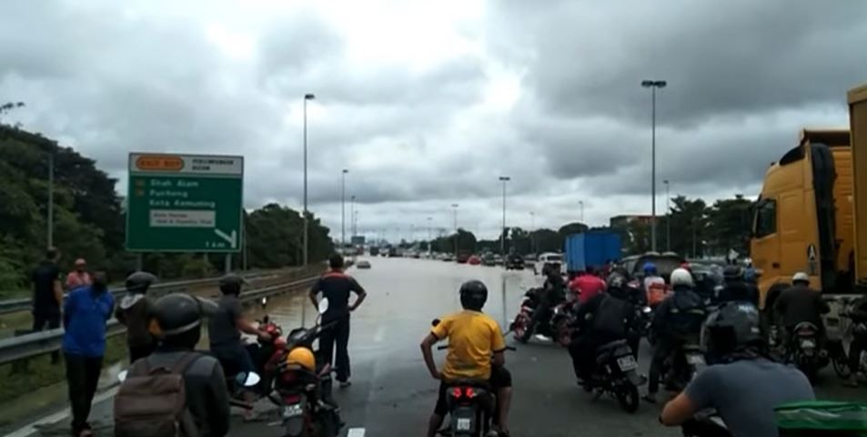 大都会 / KESAS大道水灾情况