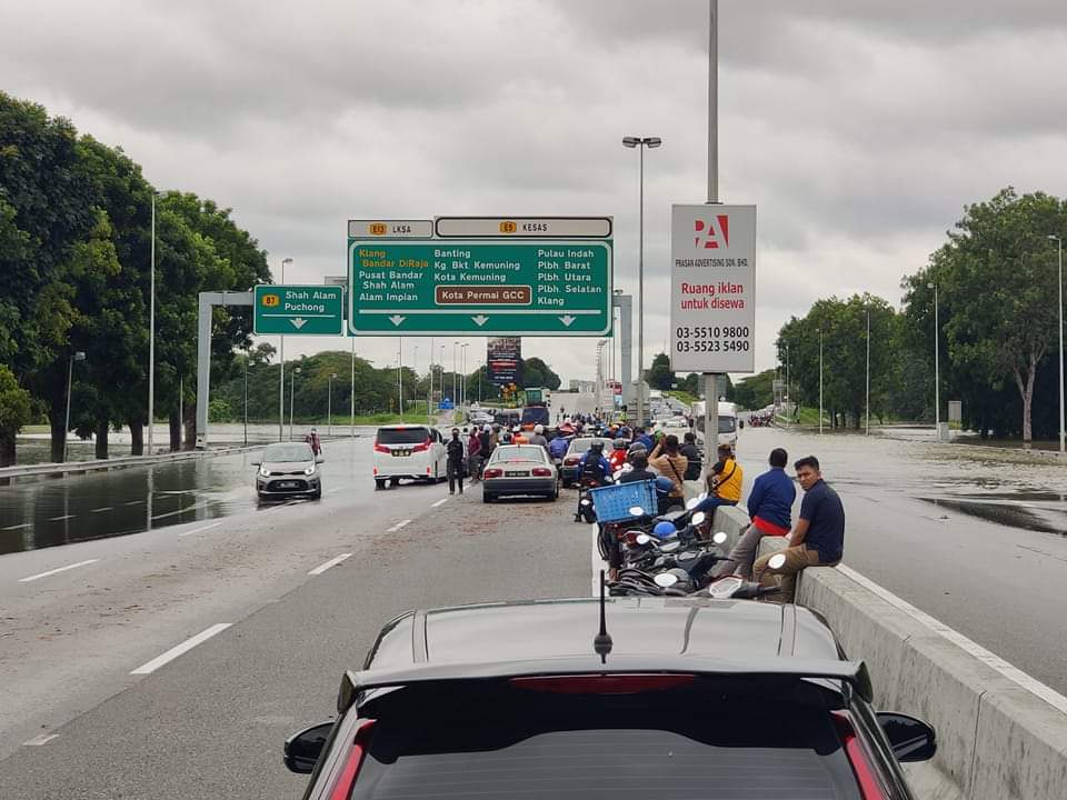 大都会 / KESAS大道水灾情况