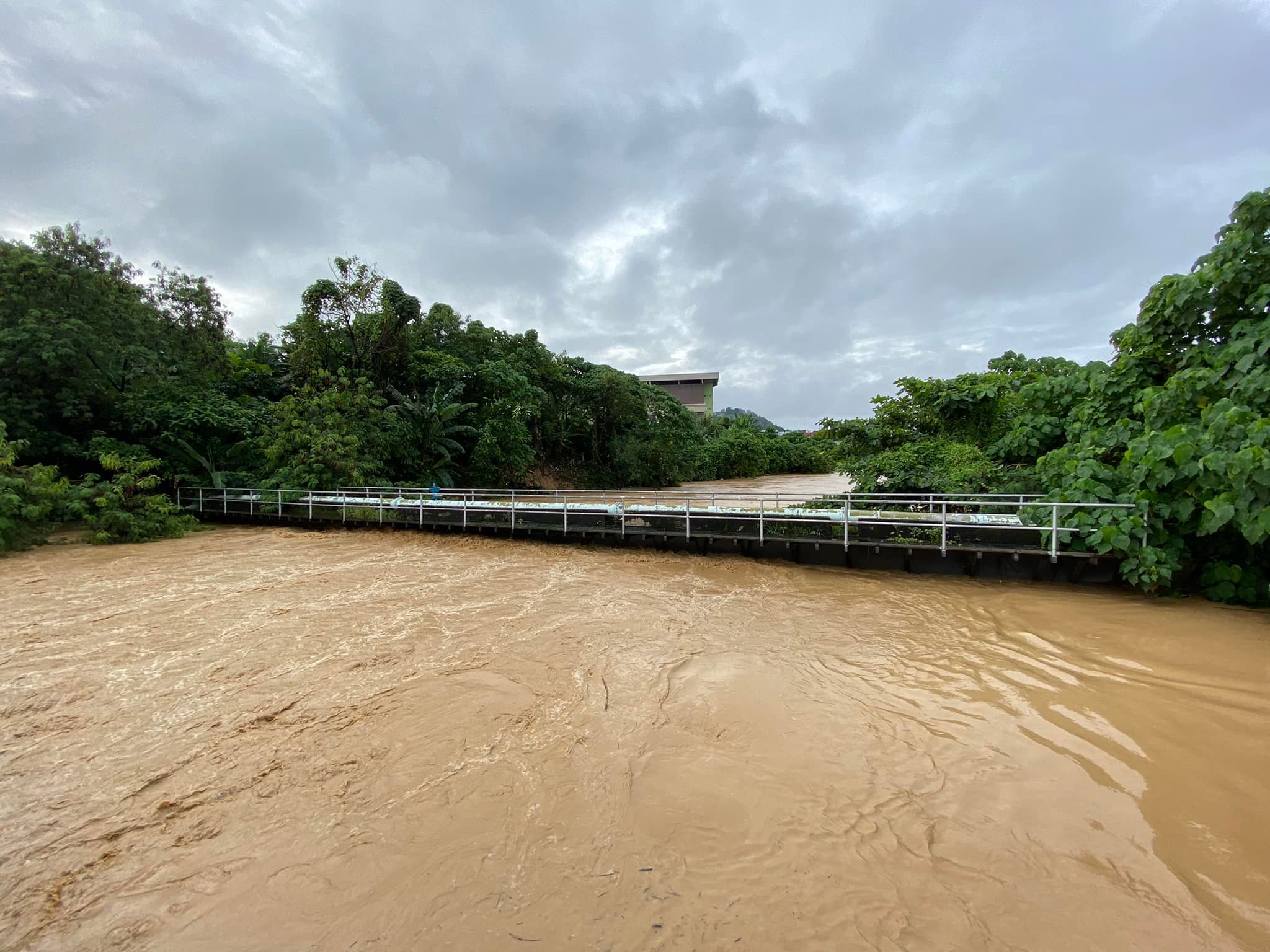 大都会2/皇冠城主要通道往蕉赖加影大道的出入口变成“水路”
