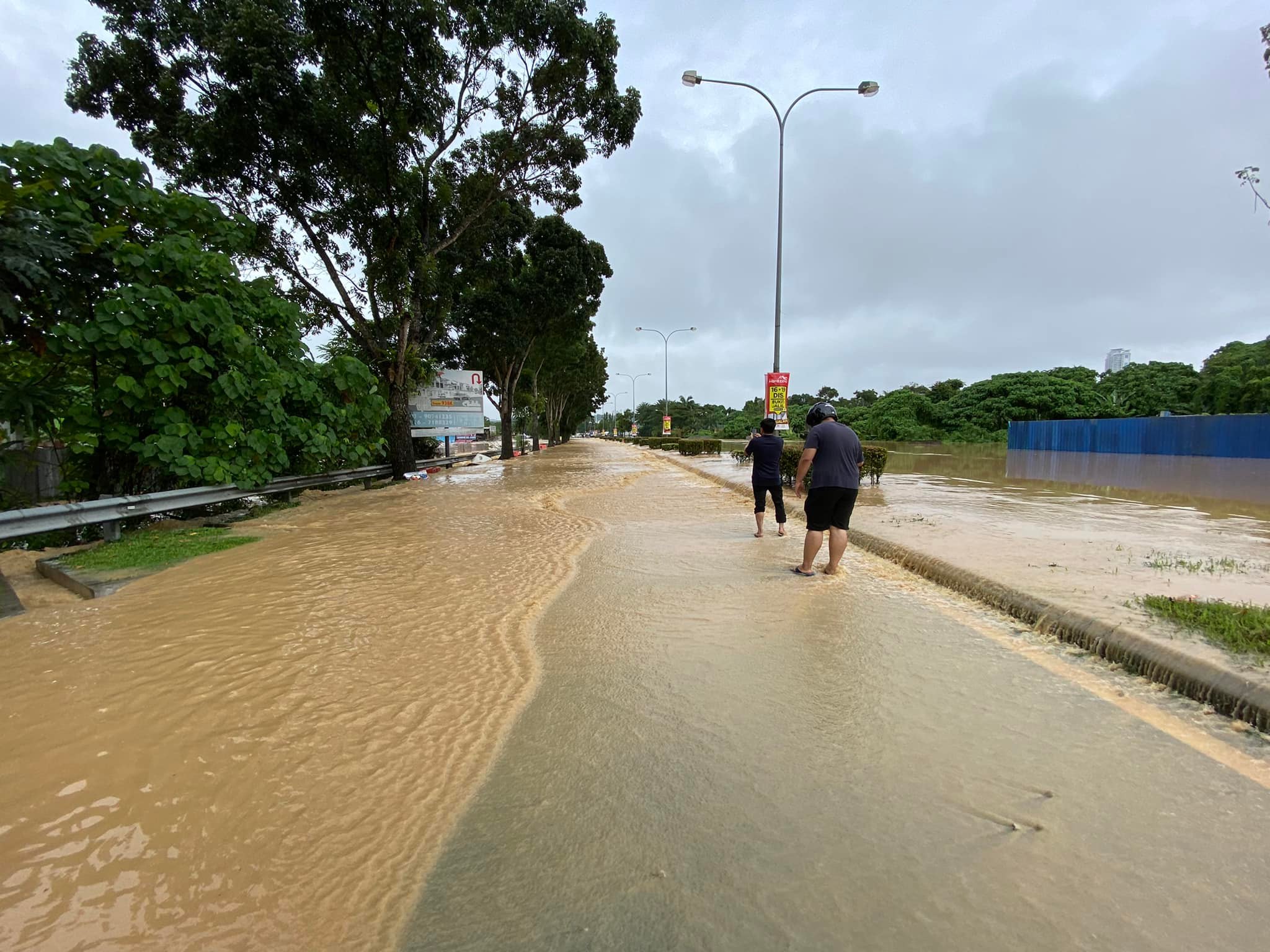 大都会2/皇冠城主要通道往蕉赖加影大道的出入口变成“水路”