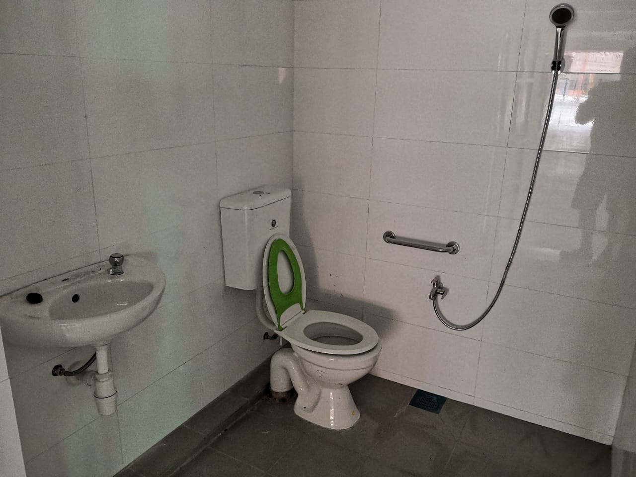 大都会/封面副文/安新华小特殊儿童班即将开课，苦于没桌椅设备