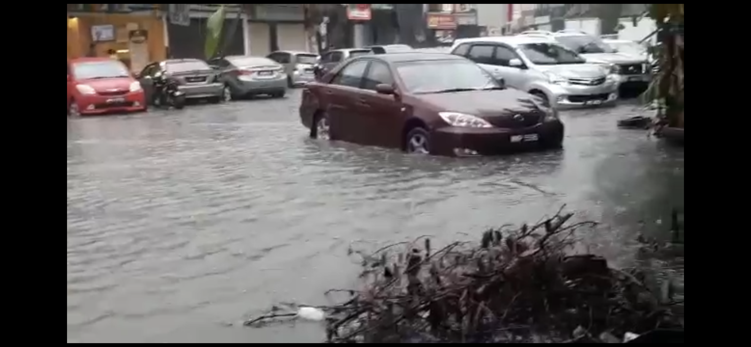 大都会封面/甲洞卫星市逢雨必灾
