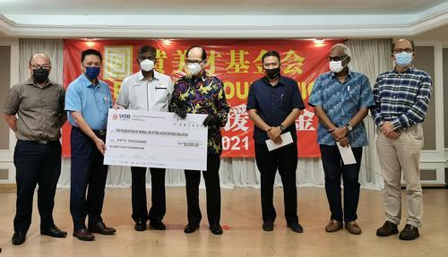 大都会:拿督黄美才基金会拨出32万令吉水灾援助金给巴生灾民,为他们送温暖