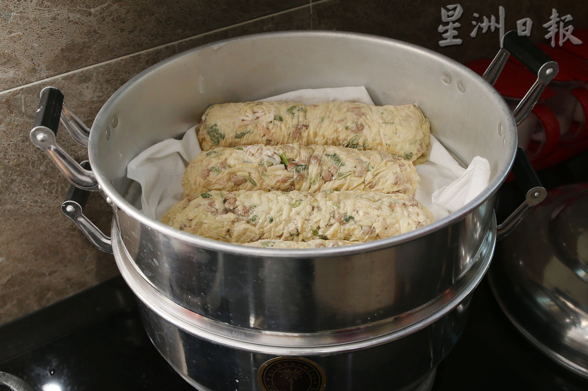 大霹雳封底主文／【古早好味】／潮洲籍传统美食 光锵 饭桃粿 咸菜鸭
