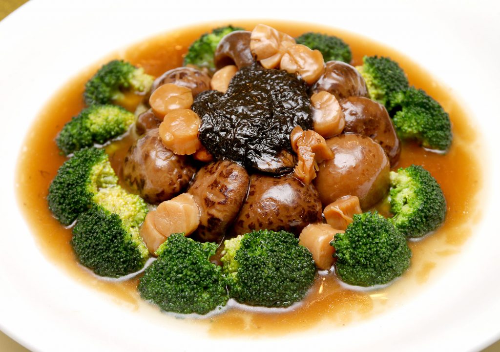 大霹雳封面主文/食材飙酒楼成本增 挑伦敦鸭黑毛猪酒席开销降两成